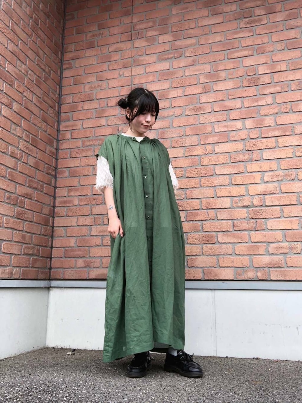 グリーン系のワンピース、ホワイト系のTシャツ/カットソーを着用したレディースの夏コーディネートの2枚目の写真