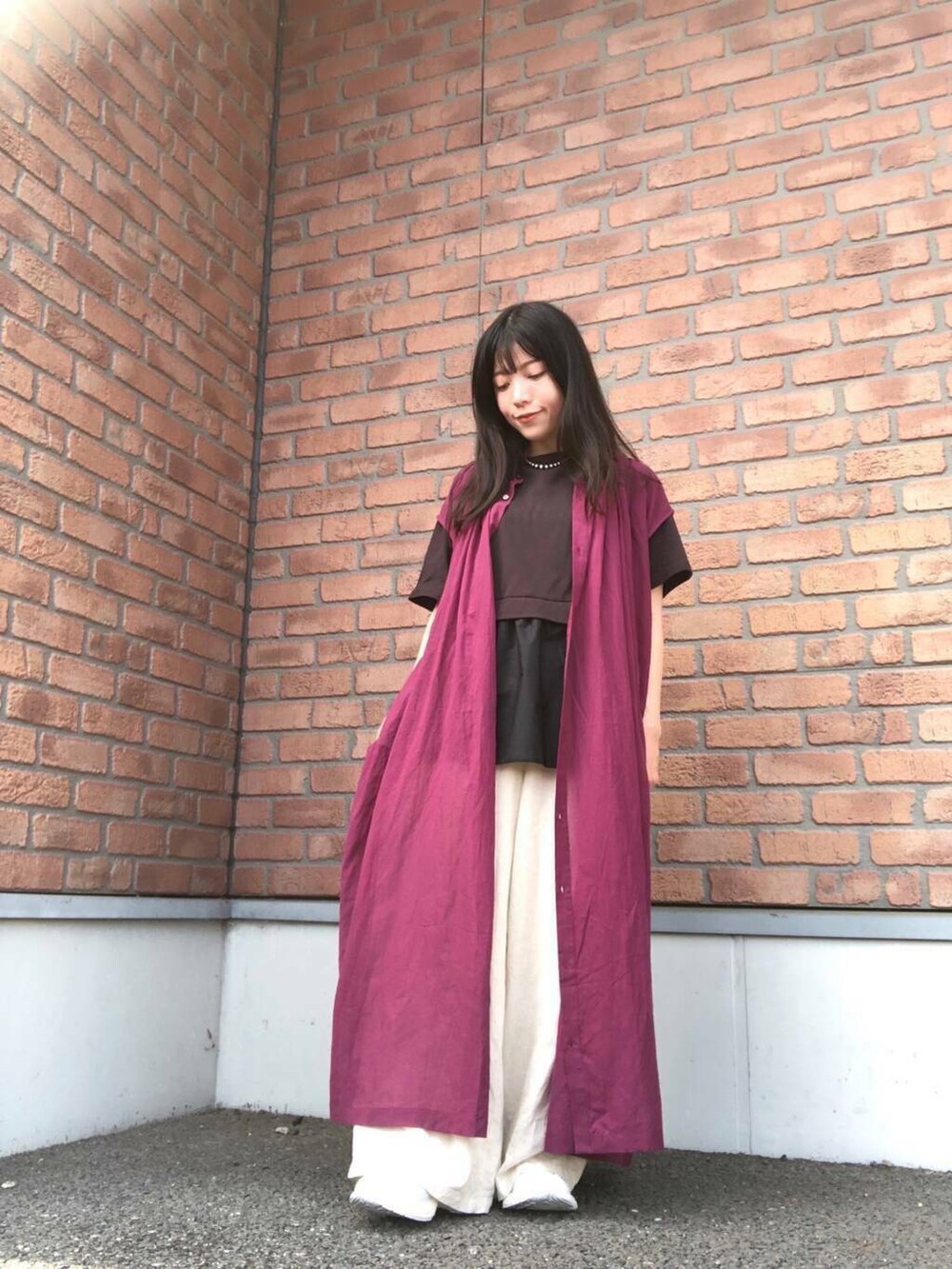 ベージュ系のその他パンツ、パープル系のワンピース、ブラック系のTシャツ/カットソーを着用したレディースの夏コーディネートの2枚目の写真