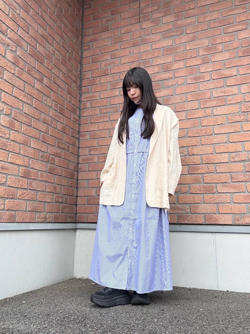 「シンプル、シャツ、大人カジュアル、ジャケット、ママコーデ、パーカー、シンプルコーデ、RODESKO、トートバッグ、おでかけ、ナチュラル、パンツ、リネン、休日コーデ、休日スタイル」|「ITEMS URBANRESEARCHのリネンレーヨンジャケット(テーラードジャケット、ベージュ系)」を使った、かめさん(レディース・148cm)の夏コーディネートの2枚目の写真