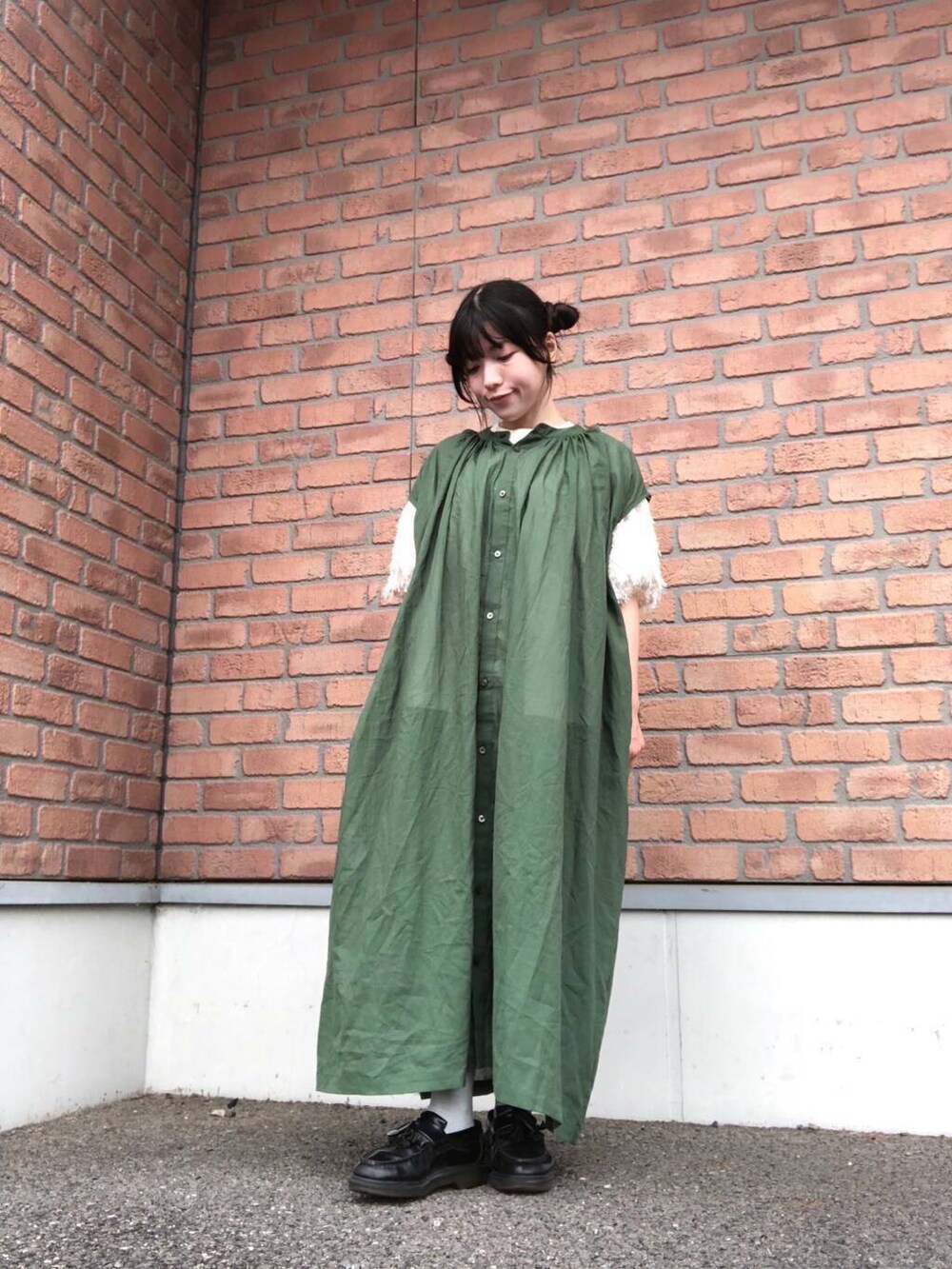 グリーン系のワンピース、ホワイト系のTシャツ/カットソーを着用したレディースの夏コーディネートの3枚目の写真