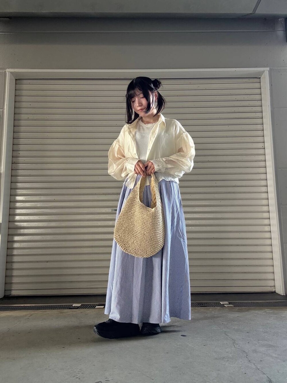 「シンプル、シャツ、大人カジュアル、ジャケット、ママコーデ、パーカー、シンプルコーデ、RODESKO、トートバッグ、おでかけ、ナチュラル、パンツ、リネン、休日コーデ、休日スタイル」|「RODE SKOのコマ編みペーパートートバッグ(トートバッグ、ベージュ系)」を使った、かめさん(レディース・148cm)の夏コーディネートの2枚目の写真