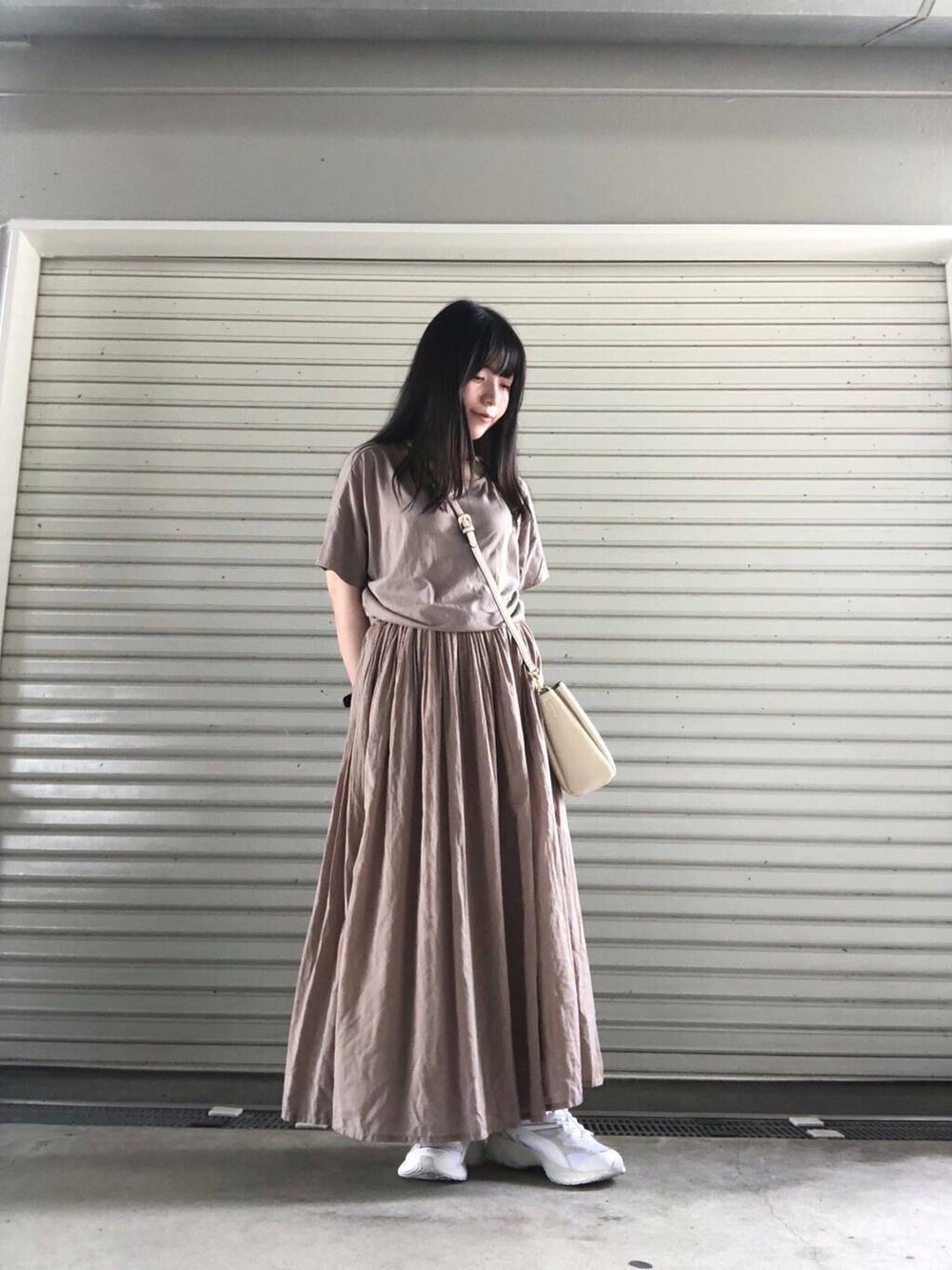 ホワイト系のショルダーバッグ、グレー系のワンピースを着用したレディースの夏コーディネートの2枚目の写真