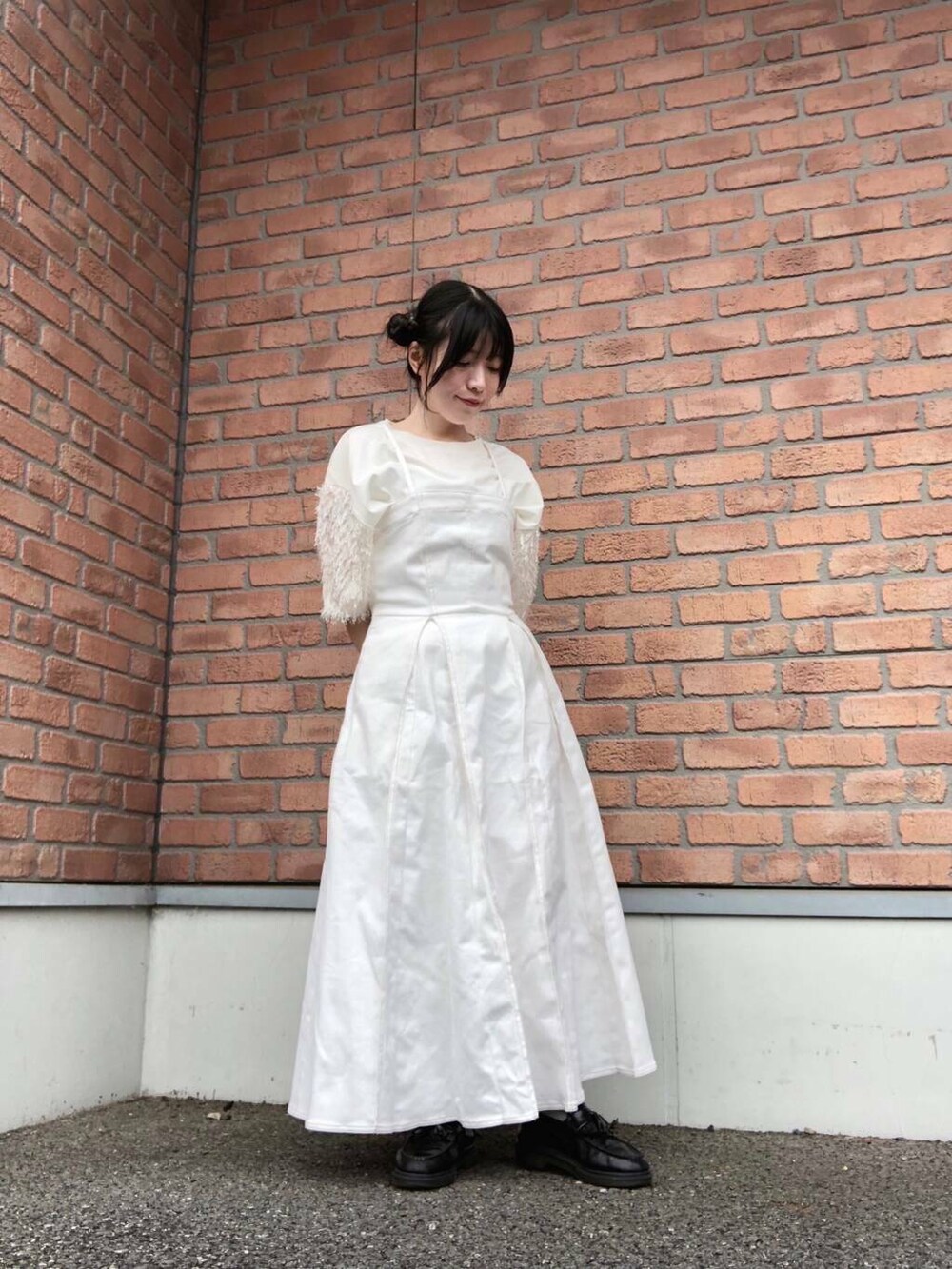 ホワイト系のワンピース、ホワイト系のTシャツ/カットソーを着用したレディースの夏コーディネートの2枚目の写真