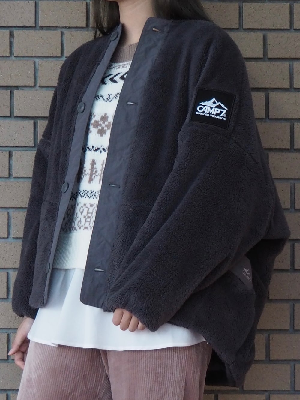 グレー系のその他アウター、ピンク系のその他パンツを着用したレディースの冬コーディネートの2枚目の写真