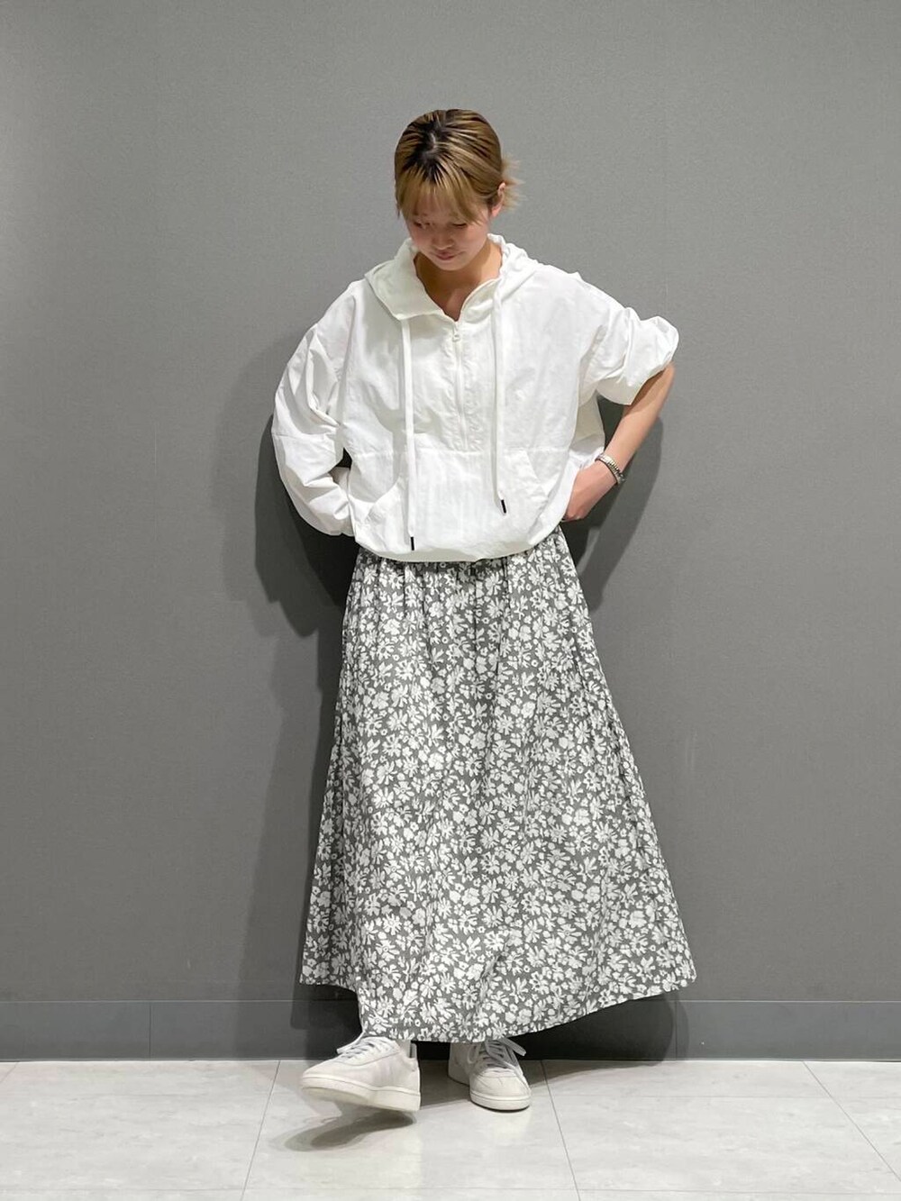 「アーバンリサーチ、スニーカーコーデ、アーバンリサーチドアーズ、doors、ドアーズ、160cm、骨格ナチュラル」｜「URBAN RESEARCH DOORSの撥水アノラックパーカー（パーカー、ホワイト系）」を使った、tskyuunaさん（レディース・160cm）の春コーディネートの3枚目の写真