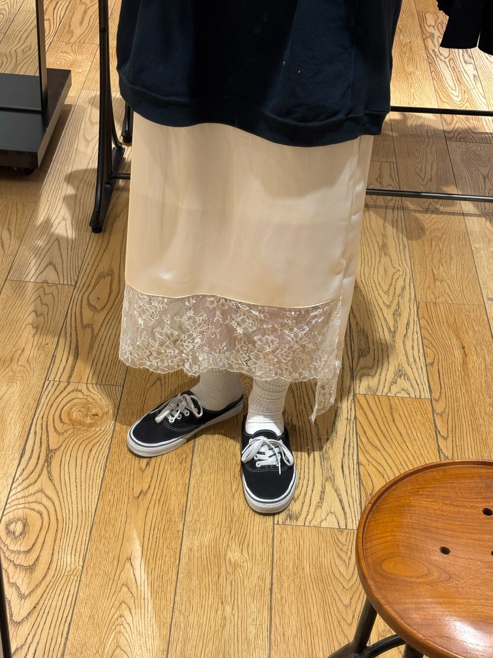 ブルー系のスウェット、ホワイト系のスカートを着用したレディースの夏コーディネートの2枚目の写真