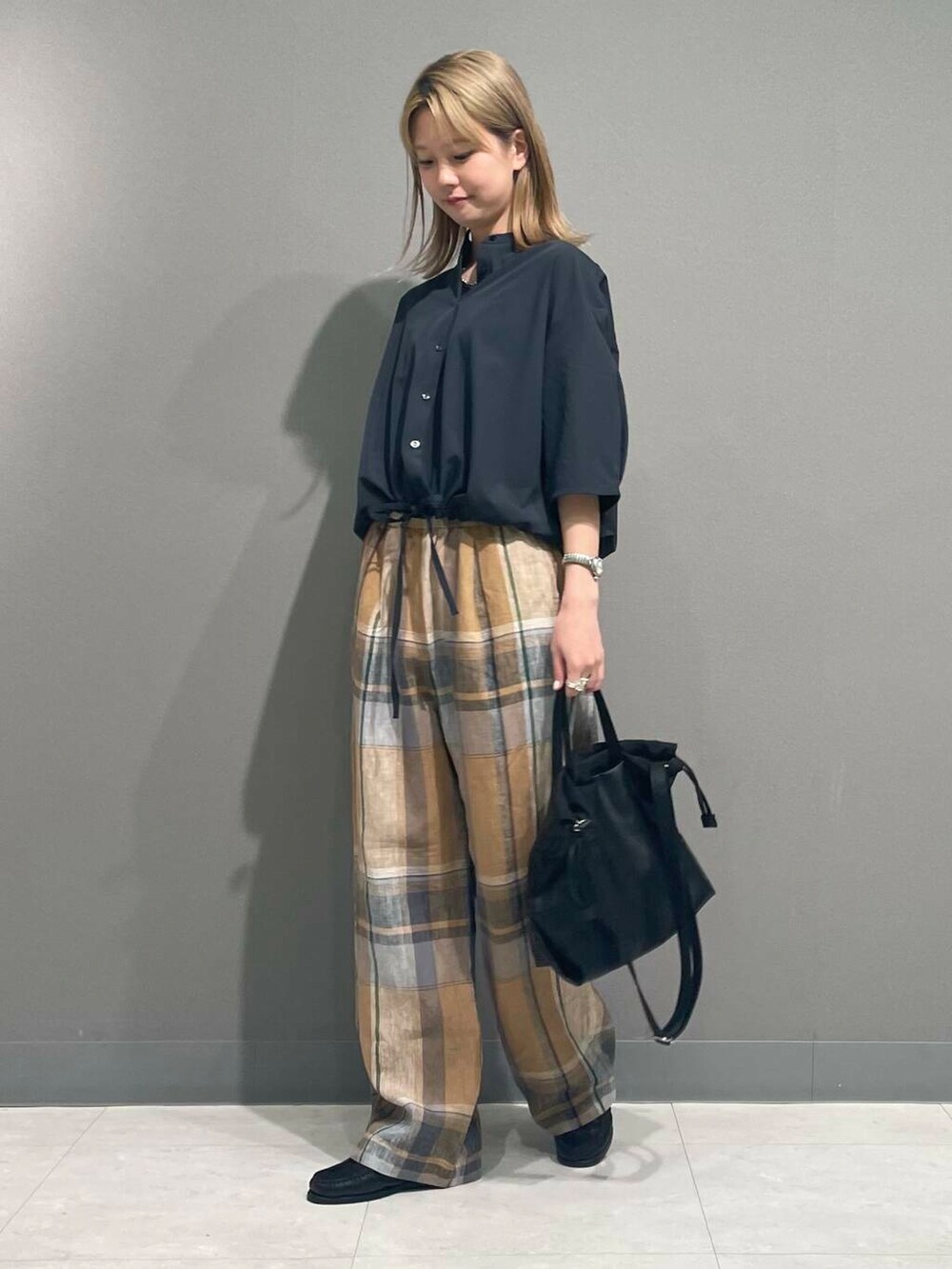 イエロー系のその他パンツ、ブラック系のショルダーバッグ、グレー系のシャツ/ブラウスを着用したレディースの春コーディネートの7枚目の写真