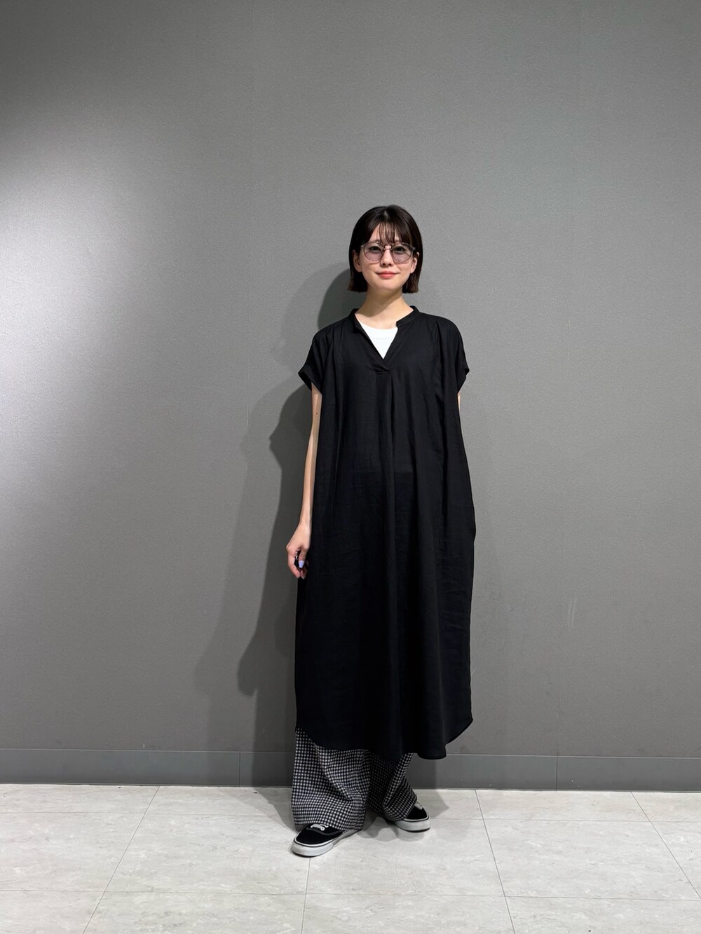 ブラック系のワンピース、ブラック系のその他パンツ、ホワイト系のタンクトップを着用したレディースの夏コーディネートの2枚目の写真