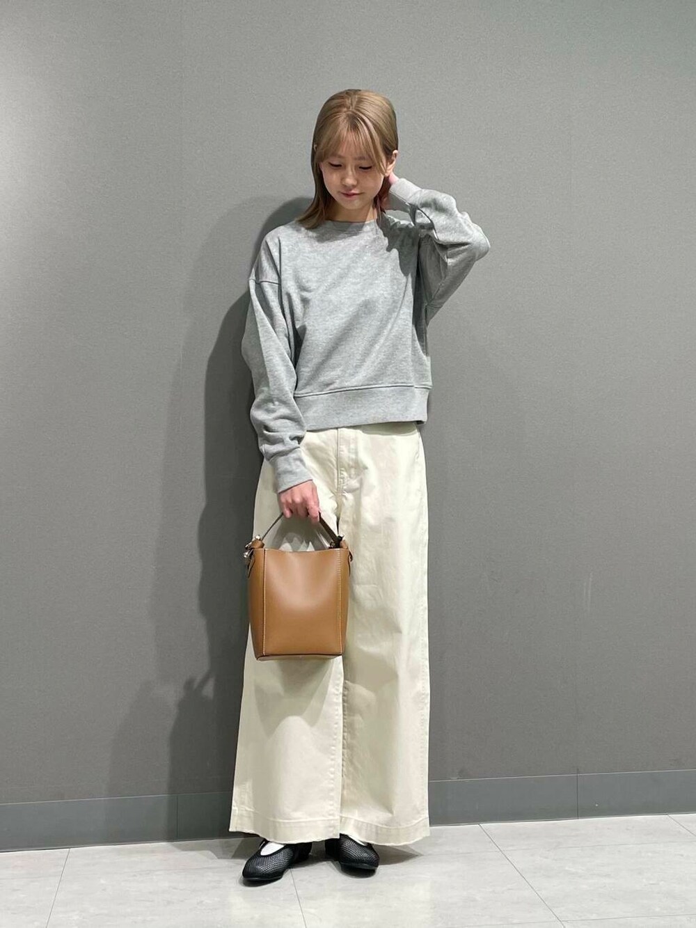 グレー系のTシャツ/カットソー、ホワイト系のその他パンツを着用したレディースの春コーディネートの4枚目の写真