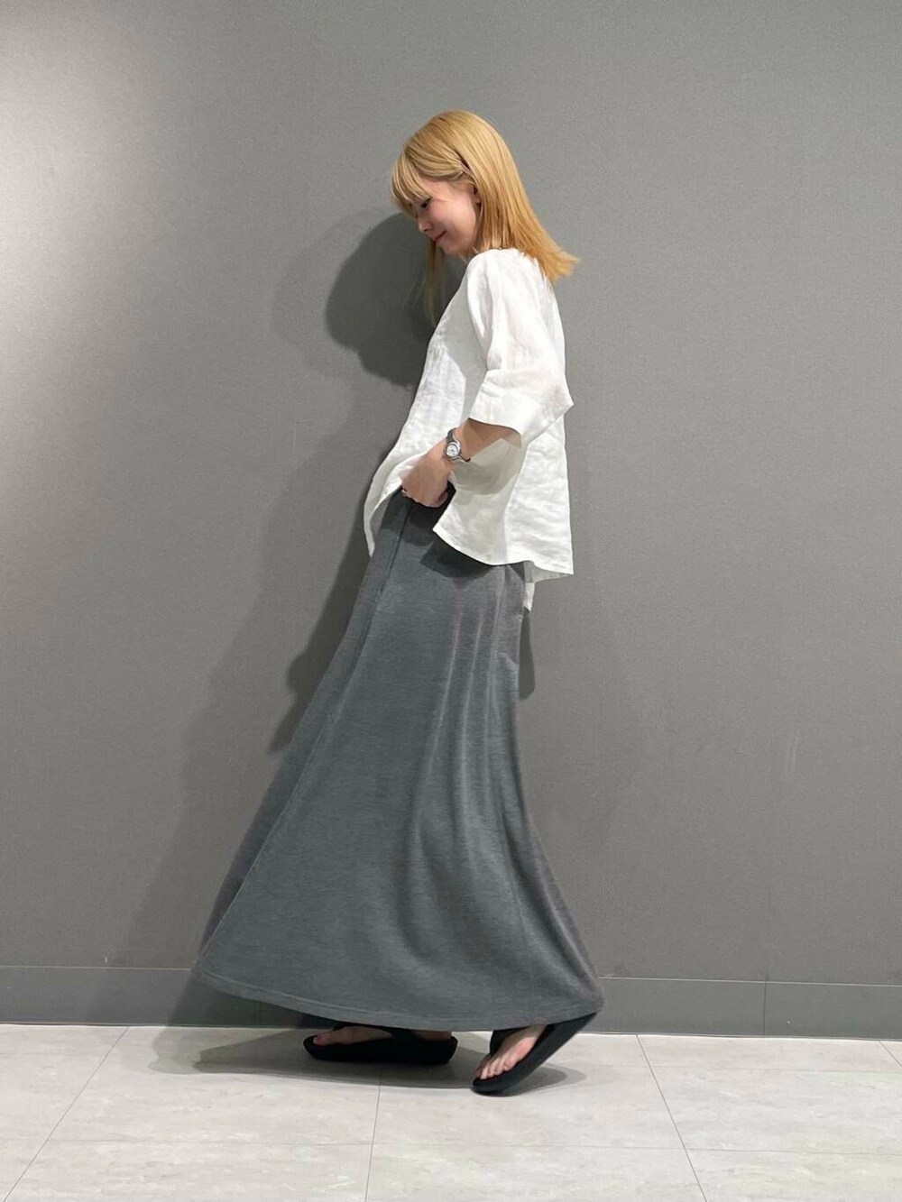 グレー系のスカート、ホワイト系のシャツ/ブラウスを着用したレディースの春コーディネートの5枚目の写真