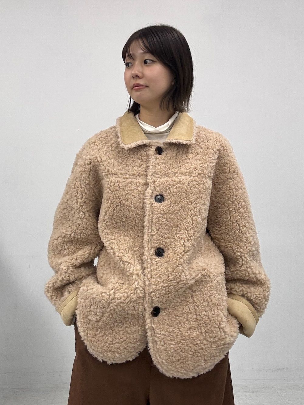 ベージュ系のその他アウター、ブラウン系のその他パンツ、ブラウン系のその他シューズを着用したレディースの秋コーディネートの5枚目の写真