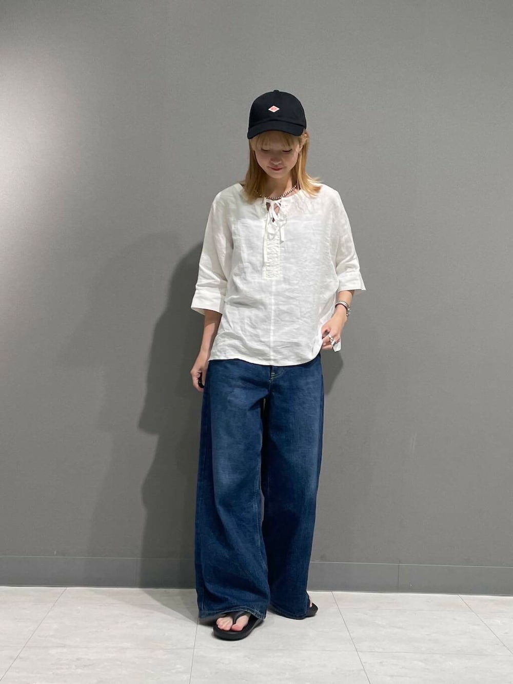 ブルー系のデニムパンツ、ホワイト系のシャツ/ブラウスを着用したレディースの春コーディネートの3枚目の写真