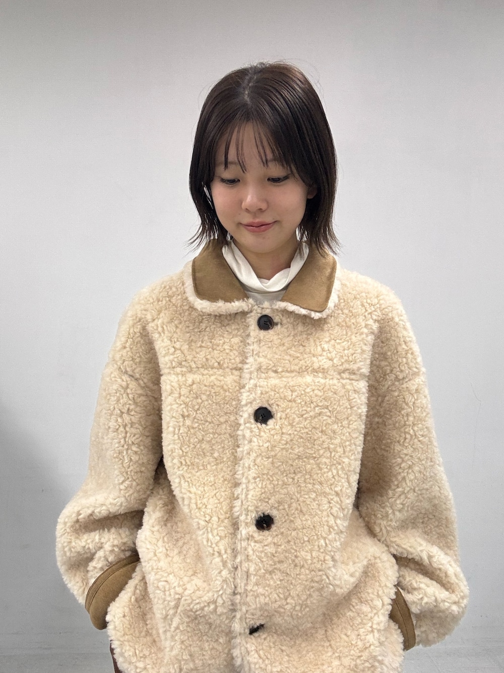 ブラウン系のその他アウター、ブラウン系のその他パンツ、ブラウン系のその他シューズを着用したレディースの秋コーディネートの4枚目の写真