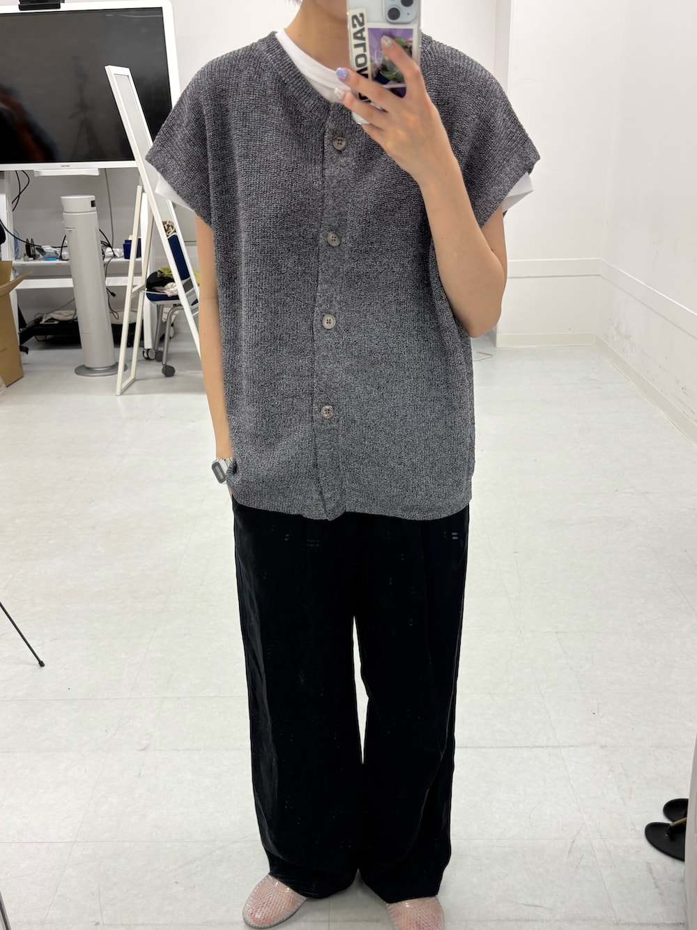 グレー系のベスト、ブラック系のその他パンツを着用したレディースの夏コーディネートの2枚目の写真