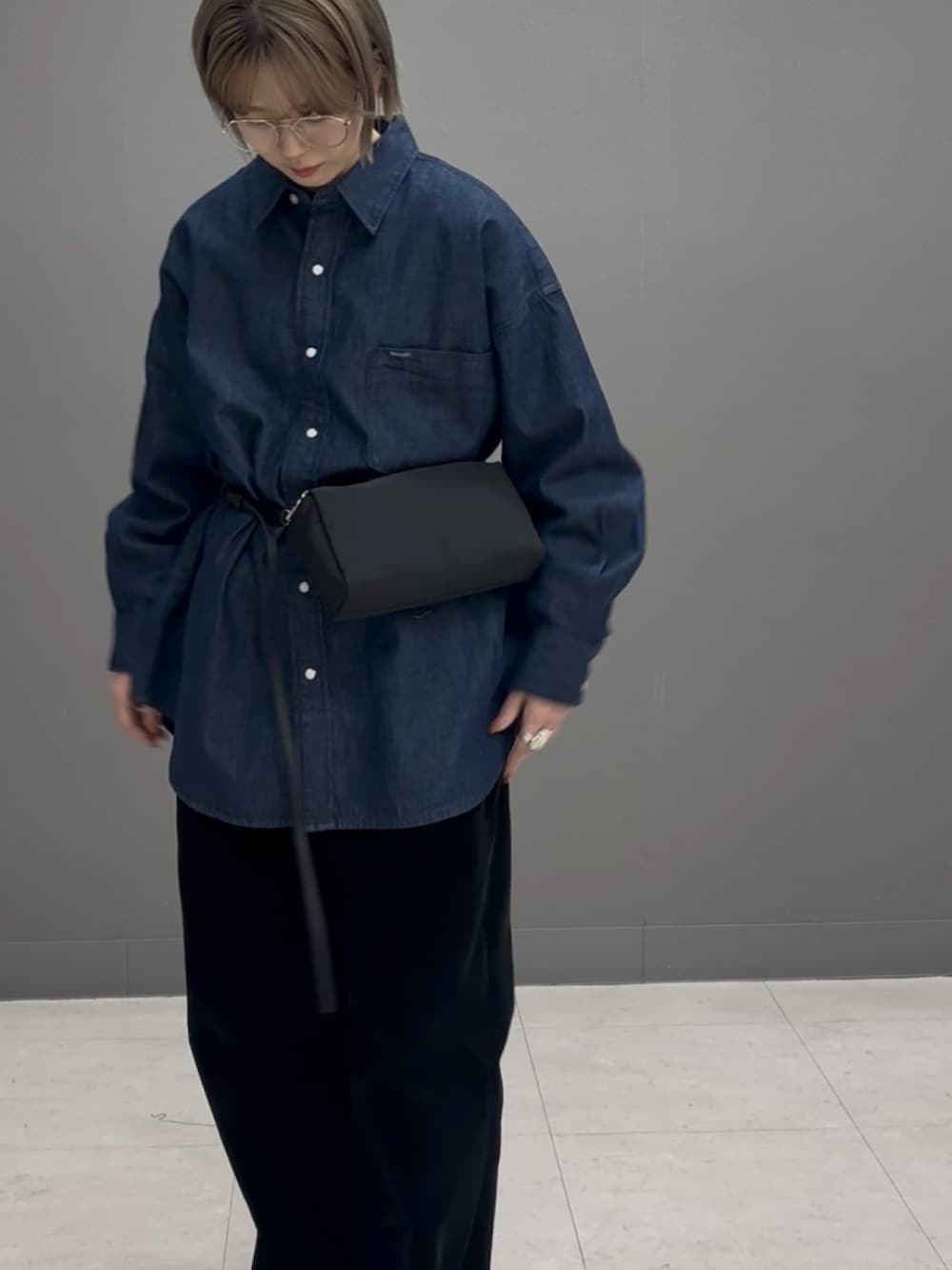 ブラック系のショルダーバッグ、ブルー系のシャツ/ブラウスを着用したレディースの冬コーディネートの4枚目の写真