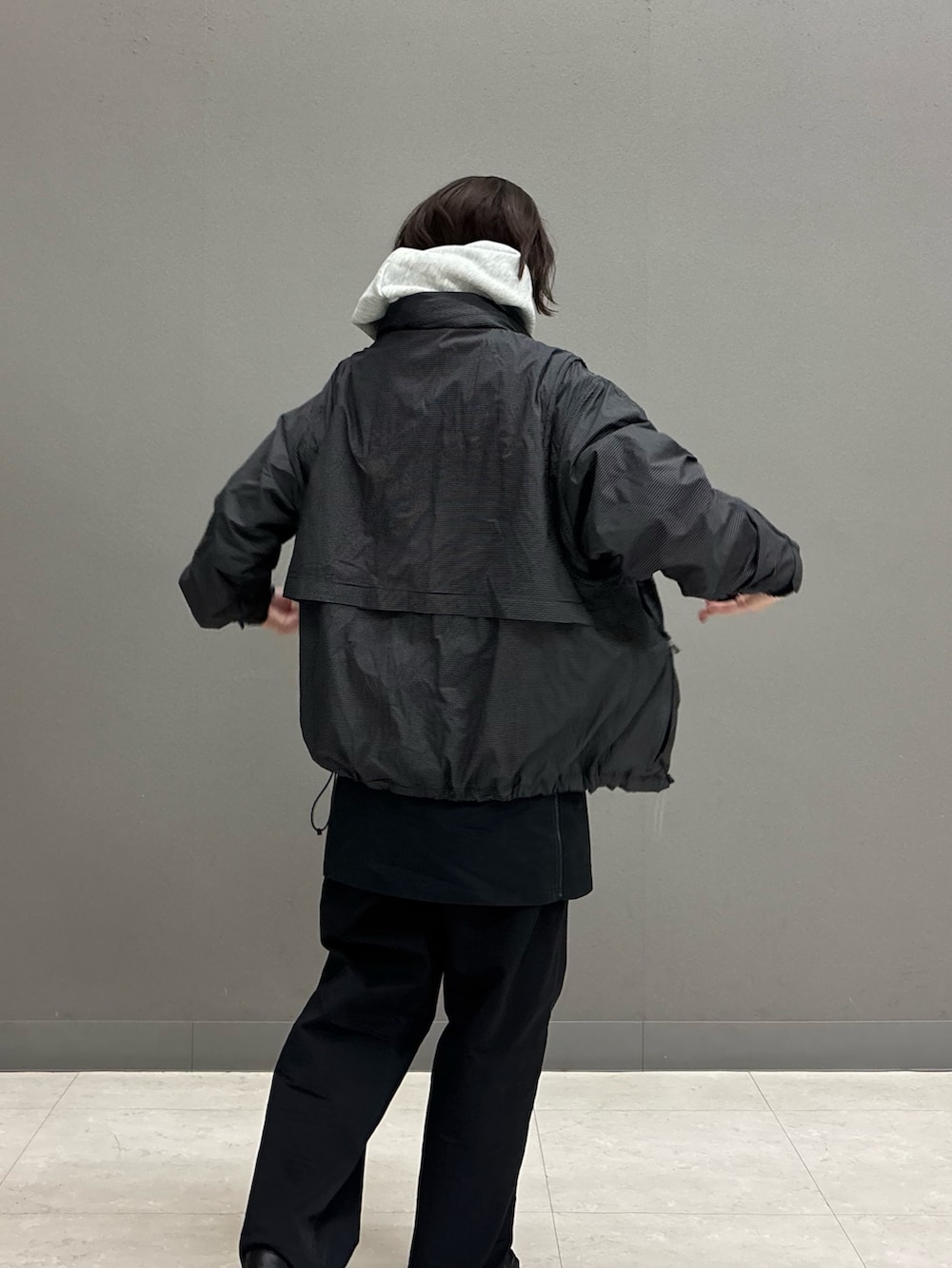 グレー系のパーカー、ブラック系のジャケット/アウターを着用したレディースの冬コーディネートの3枚目の写真