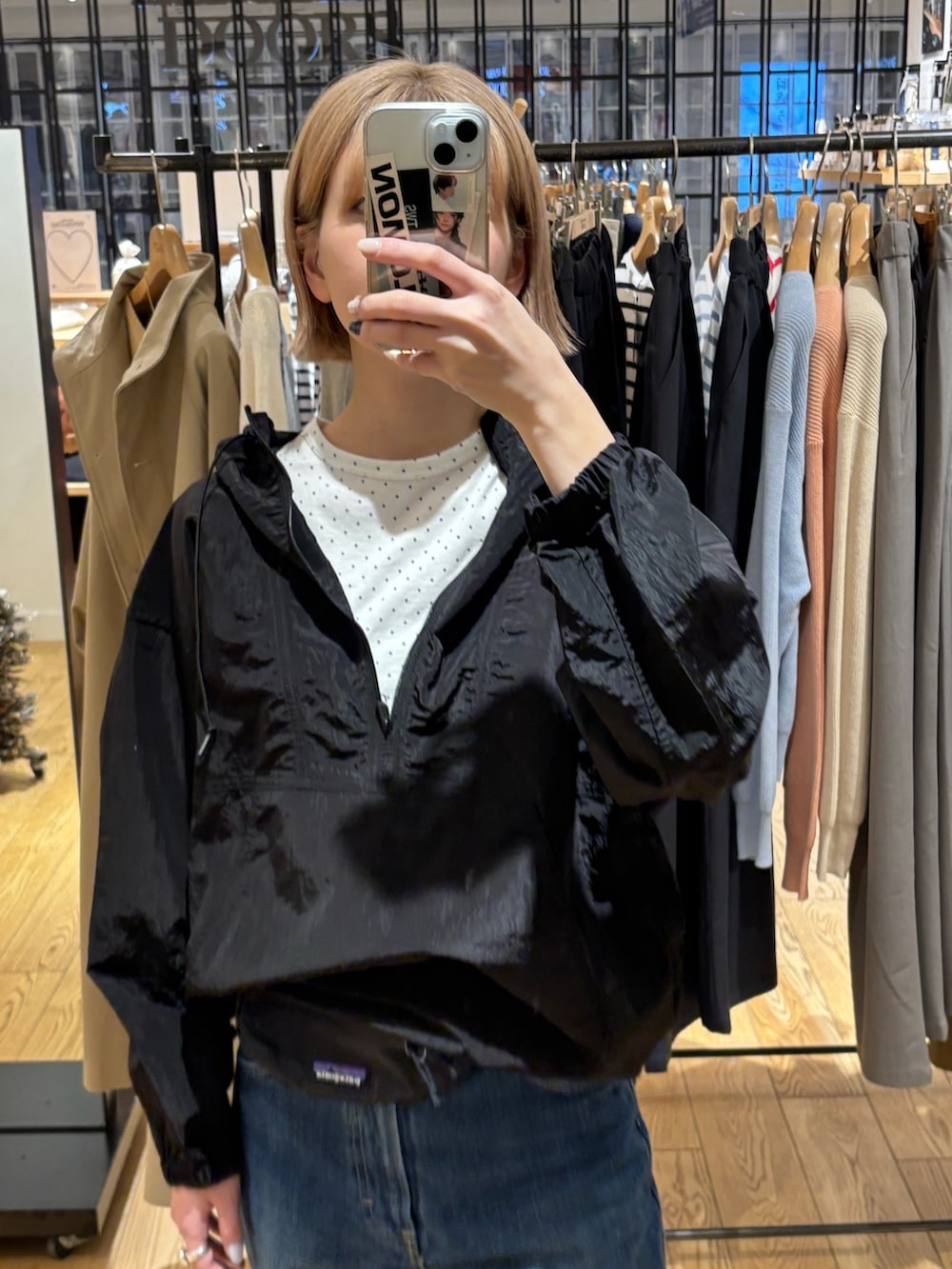 ホワイト系のTシャツ/カットソー、ブラック系のパーカー、ブラック系のボディバッグ/ウエストポーチを着用したレディースの春コーディネートの3枚目の写真