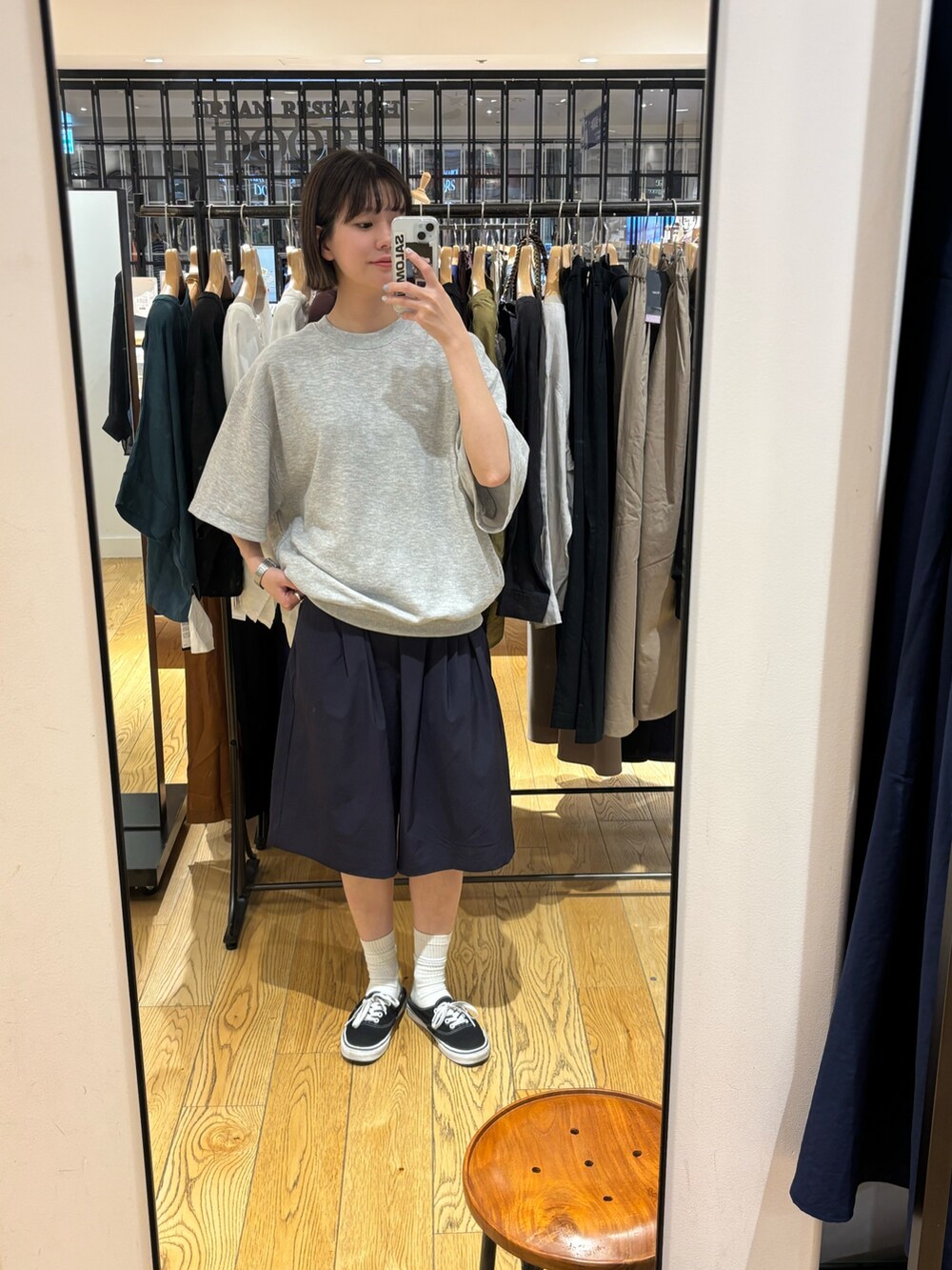 ブルー系のその他パンツ、グレー系のスウェットを着用したレディースの夏コーディネートの2枚目の写真