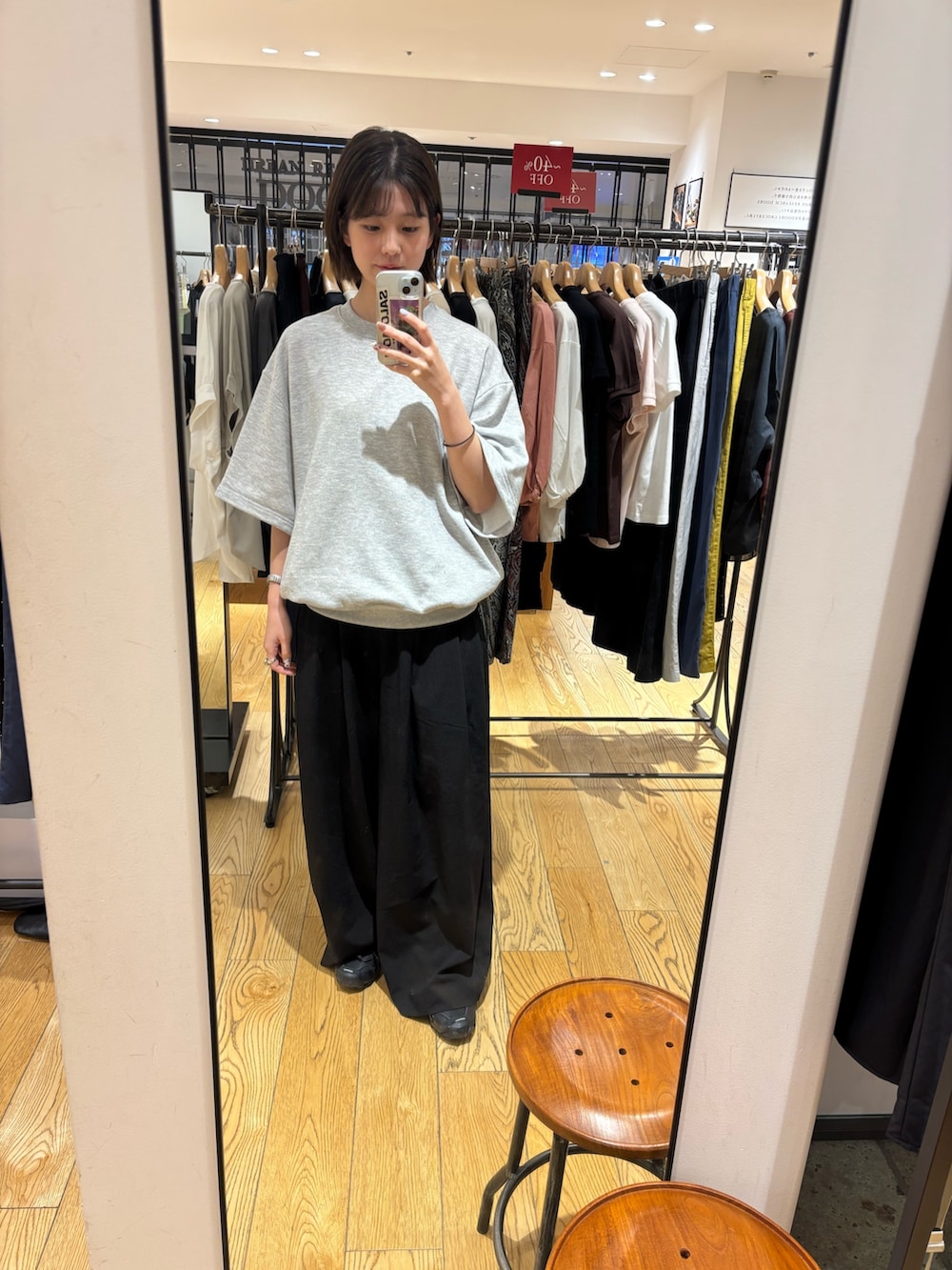 ブラック系のその他パンツを着用したレディースの夏コーディネートの3枚目の写真