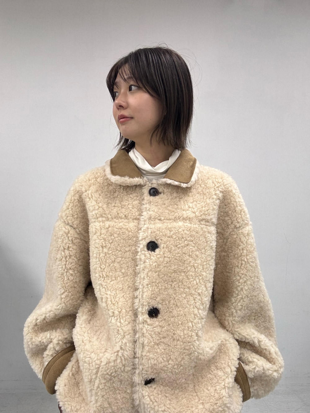 ブラウン系のその他アウター、ブラウン系のその他パンツ、ブラウン系のその他シューズを着用したレディースの秋コーディネートの3枚目の写真