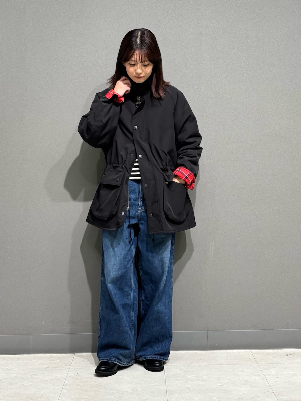 ブラック系のその他アウター、ブラック系のTシャツ/カットソー、ブルー系のデニムパンツを着用したレディースの秋コーディネートの2枚目の写真