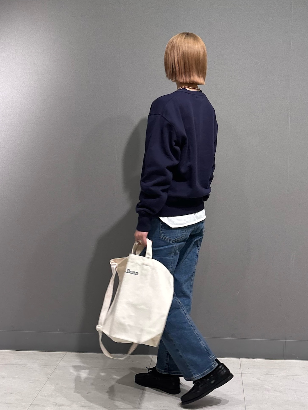 ブルー系のTシャツ/カットソー、ホワイト系のTシャツ/カットソー、ブルー系のデニムパンツを着用したレディースの冬コーディネートの3枚目の写真