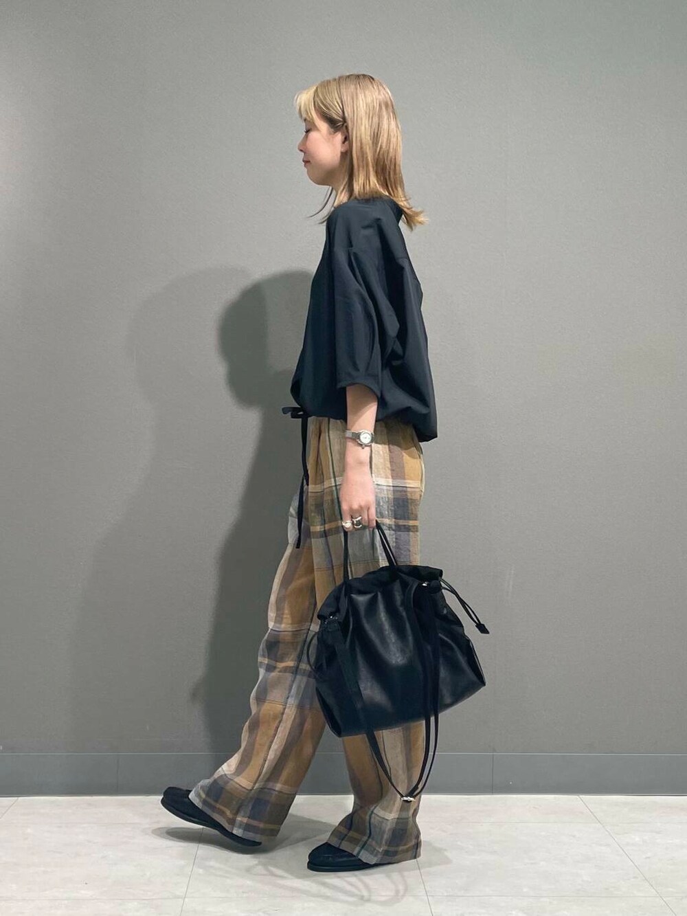 イエロー系のその他パンツ、ブラック系のショルダーバッグ、グレー系のシャツ/ブラウスを着用したレディースの春コーディネートの5枚目の写真