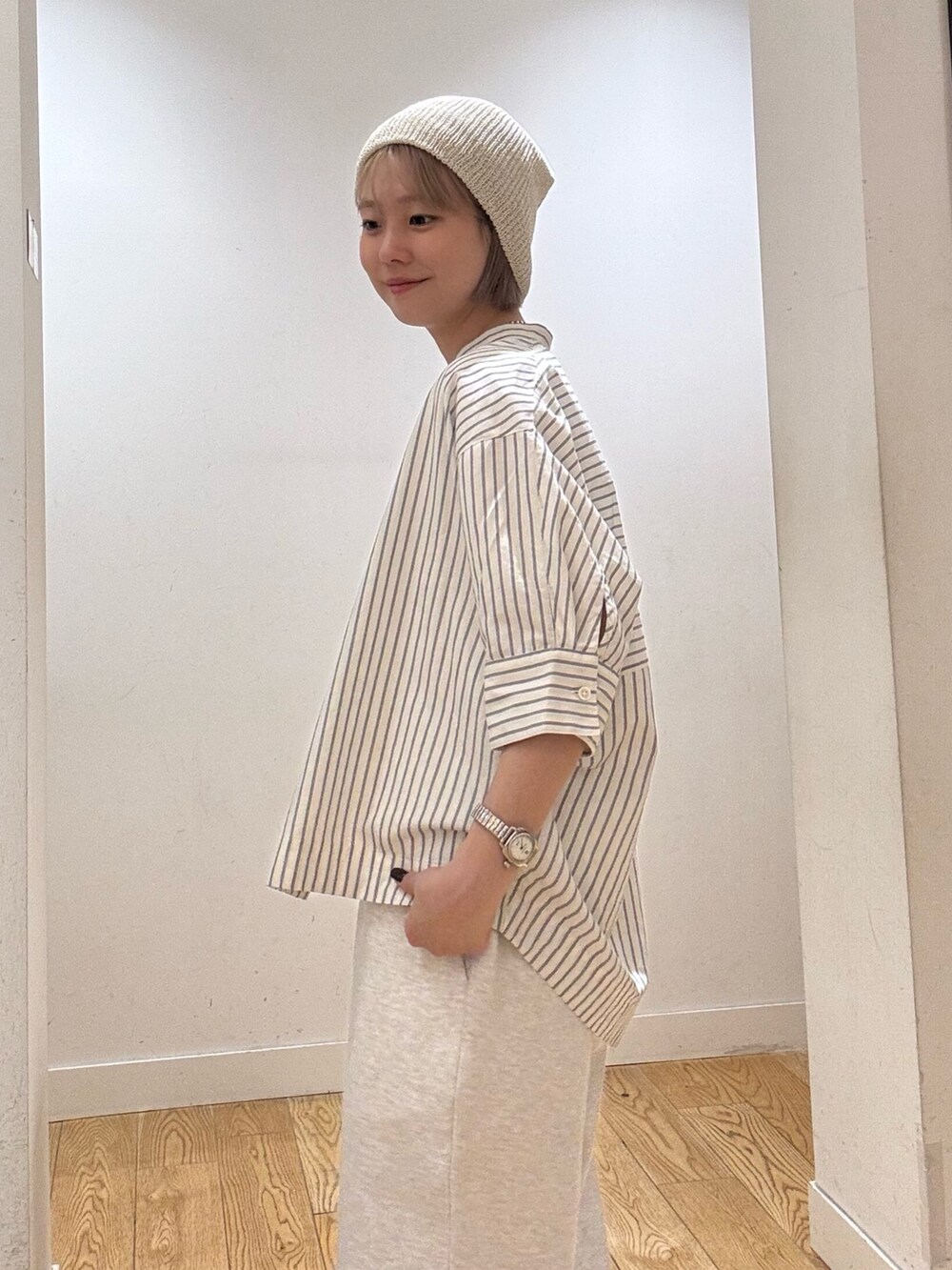 ホワイト系のタンクトップ、ホワイト系のTシャツ/カットソー、グレー系のその他パンツを着用したレディースの春コーディネートの3枚目の写真