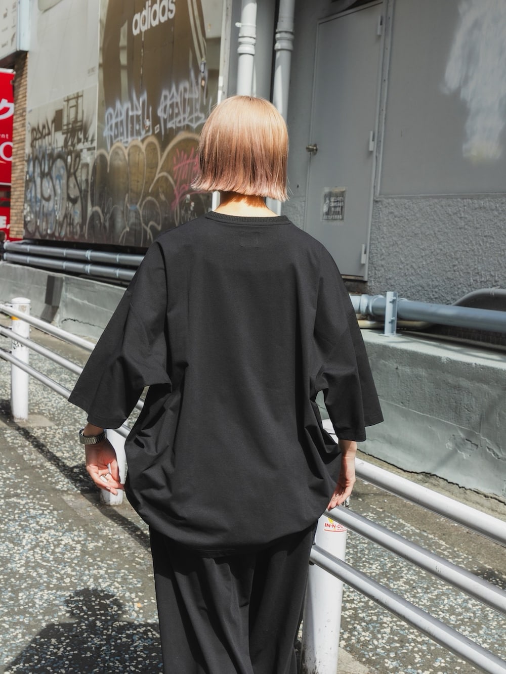 ブラック系のTシャツ/カットソー、ブラック系のその他パンツを着用したレディースの夏コーディネートの2枚目の写真