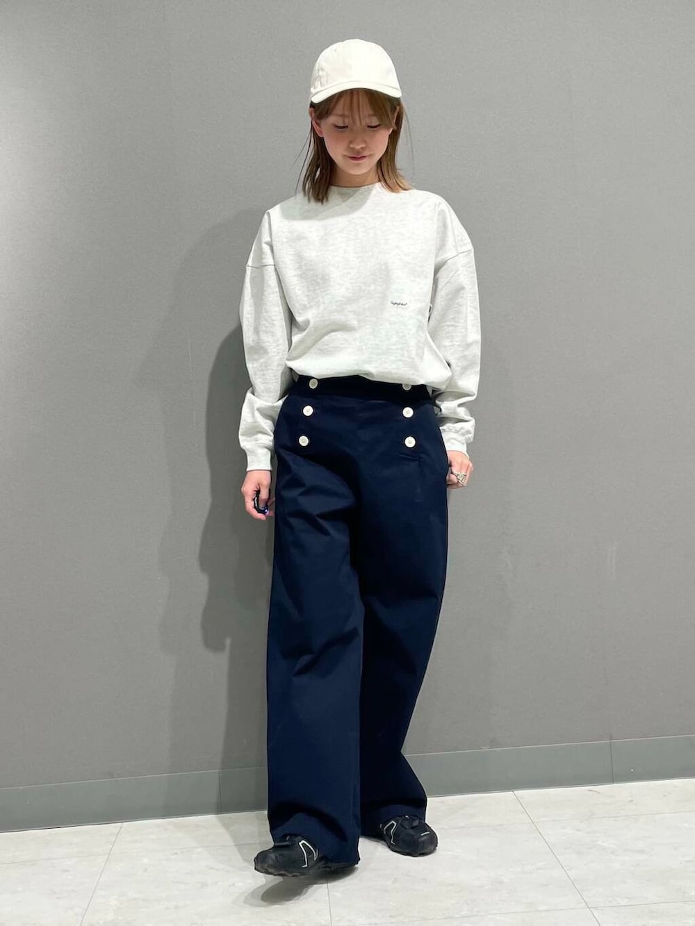 「アーバンリサーチ、カジュアルコーデ、スニーカーコーデ、アーバンリサーチドアーズ、doors、20代、ドアーズ、パンツコーデ、160cm、ミディアムヘア、骨格ナチュラル、ベーシックアイテムで作る最旬コーデ、骨格ナチュラル×カジュアル」｜「URBAN RESEARCH DOORSのツイルキャップ（キャップ、ホワイト系）」を使った、tskyuunaさん（レディース・160cm）の冬コーディネートの5枚目の写真