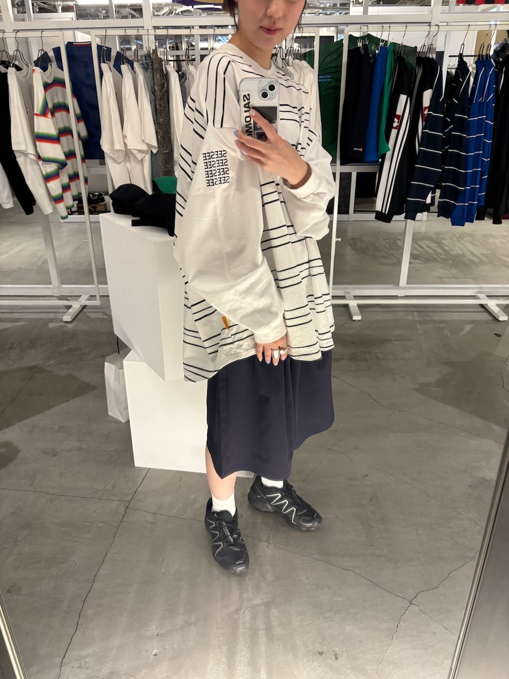 ホワイト系のTシャツ/カットソー、ブルー系のその他パンツを着用したレディースの秋コーディネートの2枚目の写真