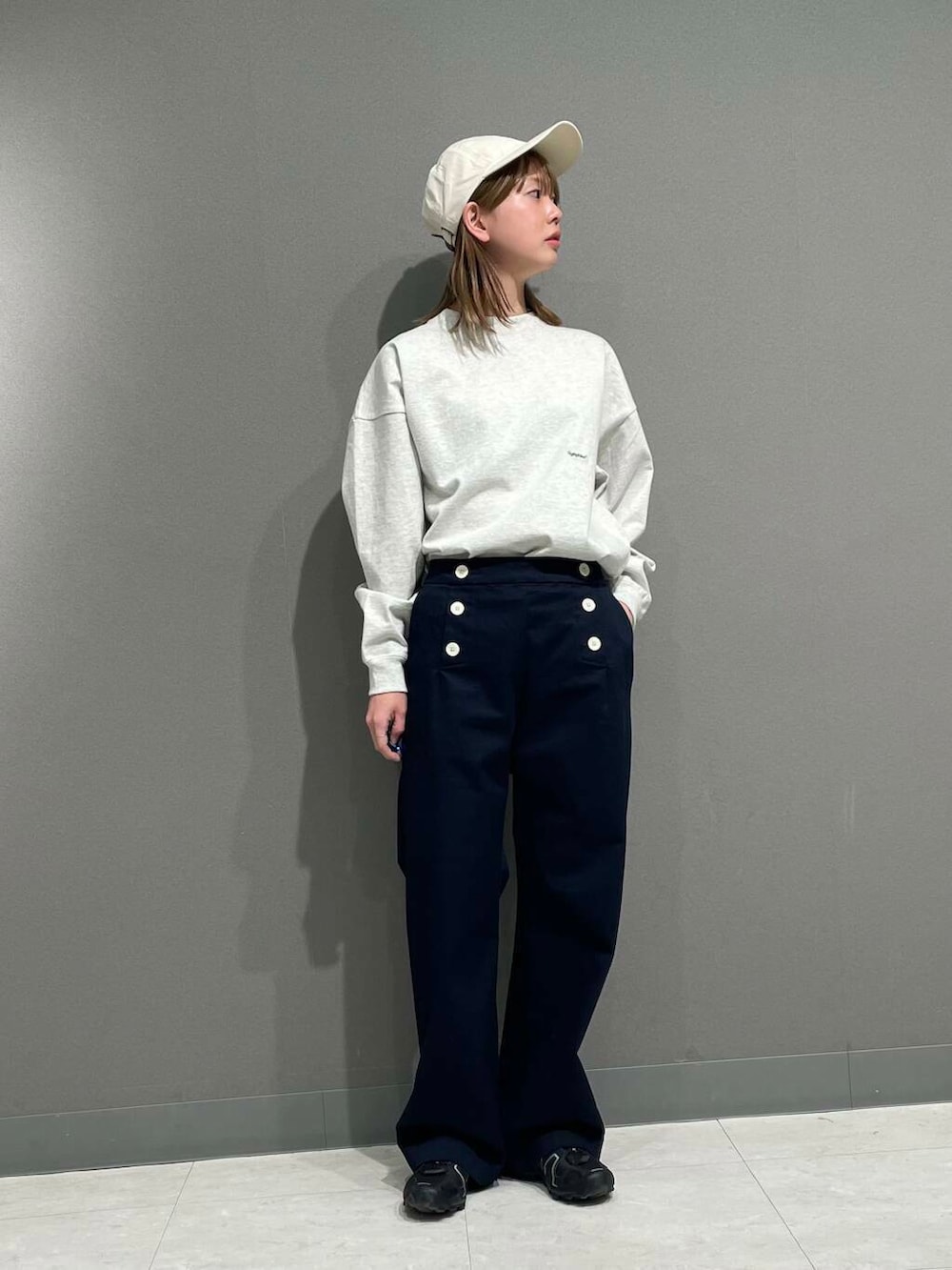 「アーバンリサーチ、カジュアルコーデ、スニーカーコーデ、アーバンリサーチドアーズ、doors、20代、ドアーズ、パンツコーデ、160cm、ミディアムヘア、骨格ナチュラル、ベーシックアイテムで作る最旬コーデ、骨格ナチュラル×カジュアル」｜「URBAN RESEARCH DOORSのツイルキャップ（キャップ、ホワイト系）」を使った、tskyuunaさん（レディース・160cm）の冬コーディネートの2枚目の写真