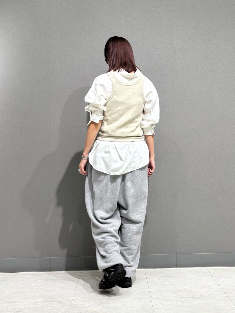 グレー系のスカート、グレー系のスウェットパンツを着用したレディースの秋コーディネートの6枚目の写真