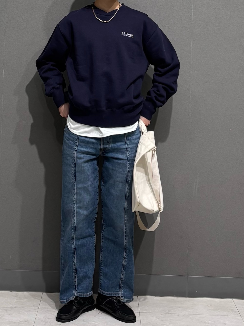 ブルー系のTシャツ/カットソー、ホワイト系のTシャツ/カットソー、ブルー系のデニムパンツを着用したレディースの冬コーディネートの2枚目の写真