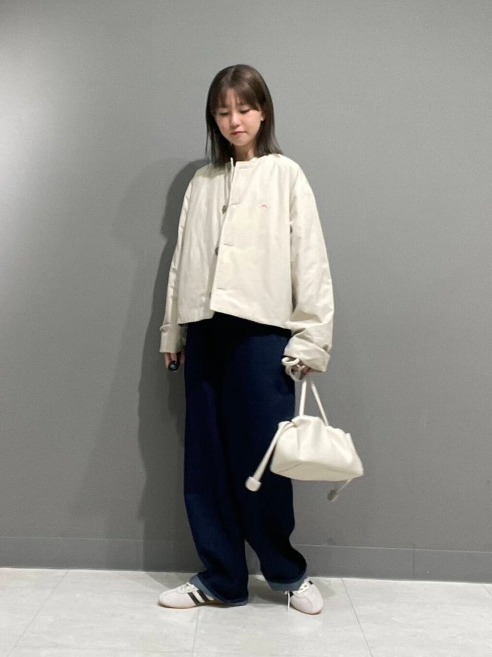 「アーバンリサーチ、カジュアルコーデ、スニーカーコーデ、アーバンリサーチドアーズ、デニムコーデ、doors、20代、ドアーズ、パンツコーデ、160cm、ミディアムヘア、骨格ナチュラル、ベーシックアイテムで作る最旬コーデ、春のジャケットスタイル」|「URBAN RESEARCH DOORSのDenim Jacket(デニムジャケット、ブルー系)」を使った、tskyuunaさん(レディース・160cm)の冬コーディネートの6枚目の写真