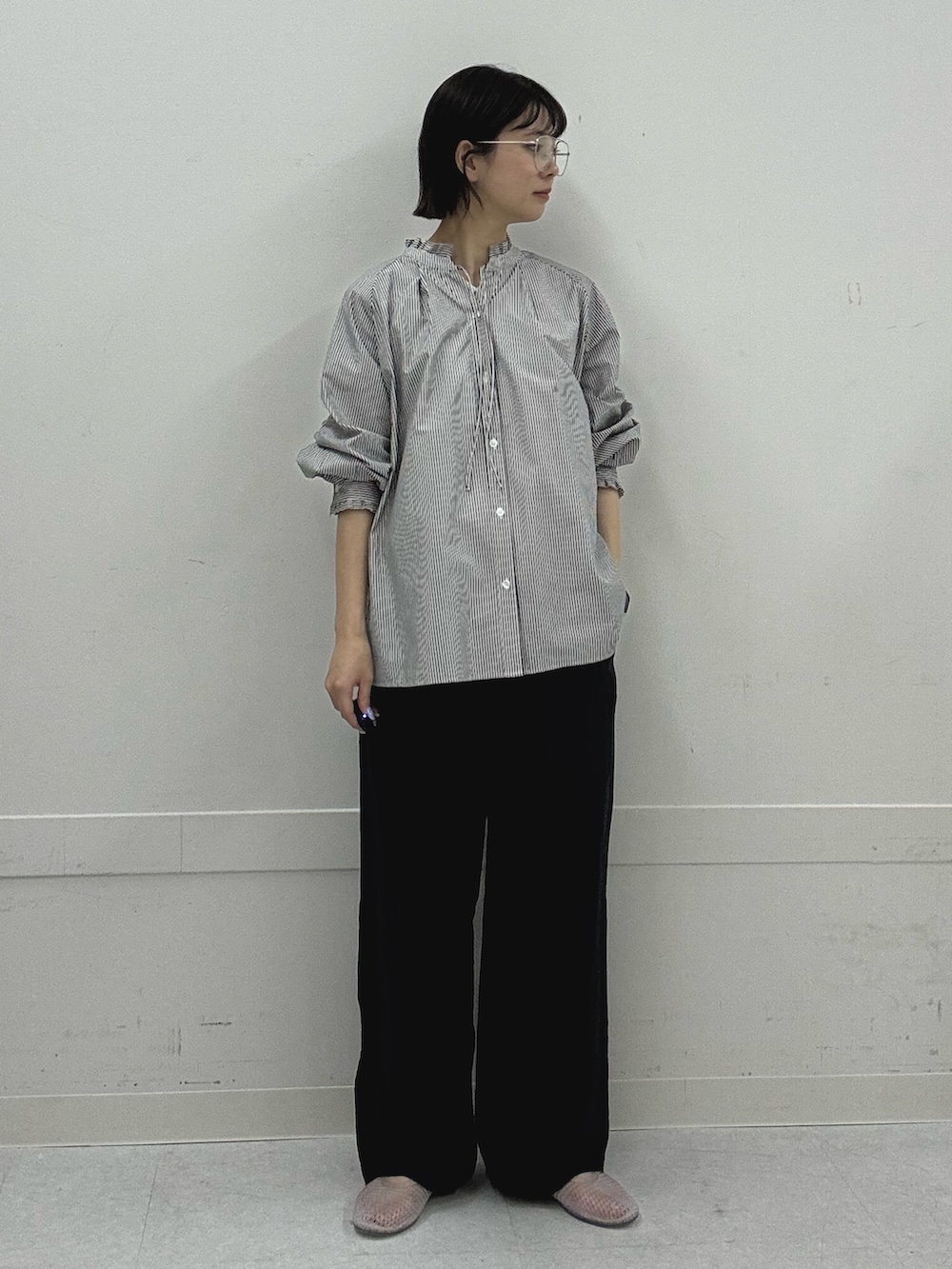 ブラック系のシャツ/ブラウス、ブラック系のその他パンツ、その他のバレエシューズを着用したレディースの夏コーディネートの9枚目の写真