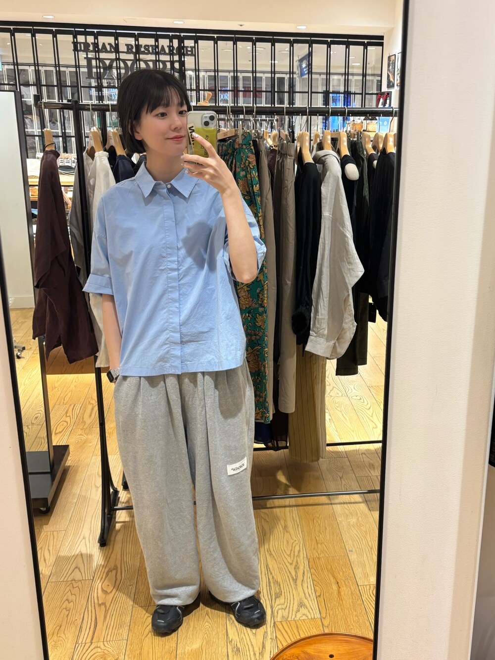 ブルー系のシャツ/ブラウス、グレー系のスウェットパンツを着用したレディースの春コーディネートの2枚目の写真