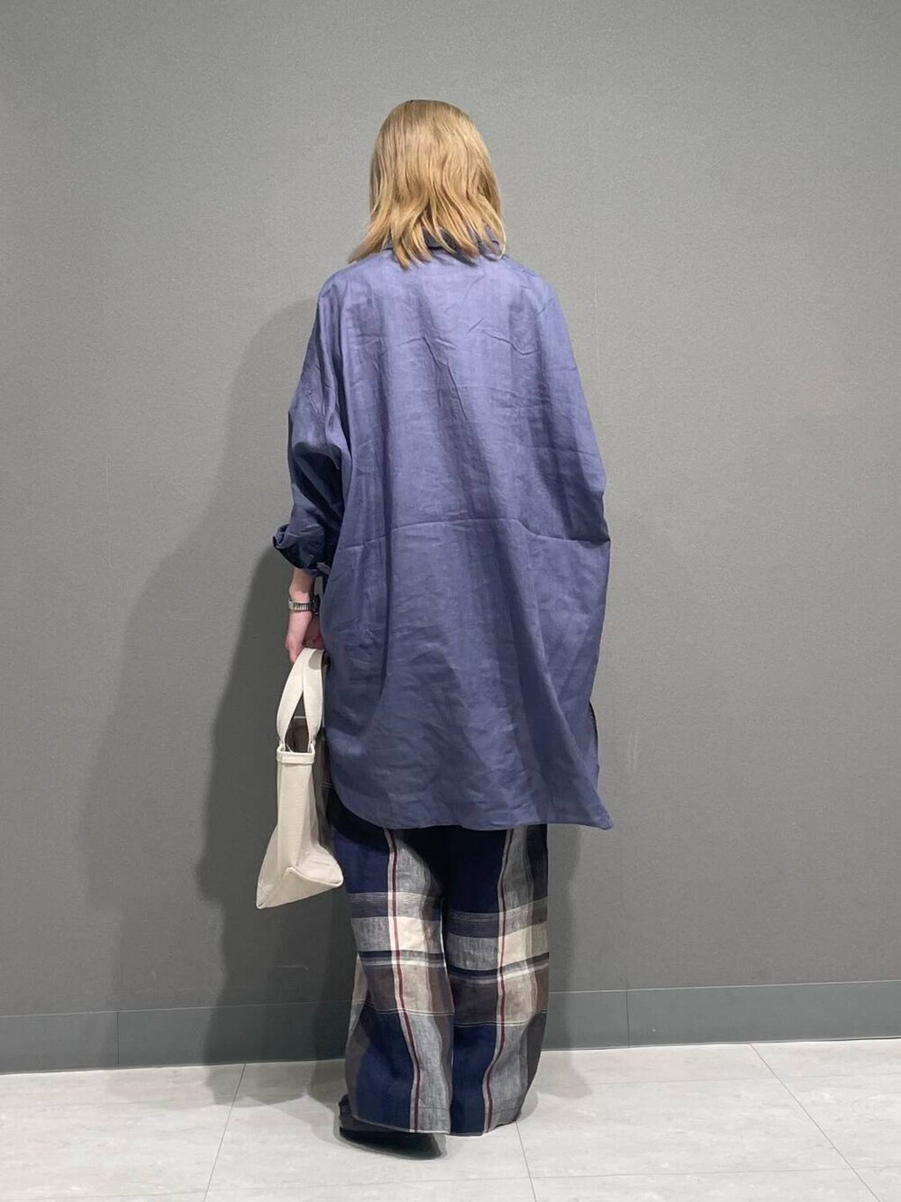 ブルー系のその他パンツ、ブルー系のシャツ/ブラウス、グレー系のサンダルを着用したレディースの春コーディネートの4枚目の写真