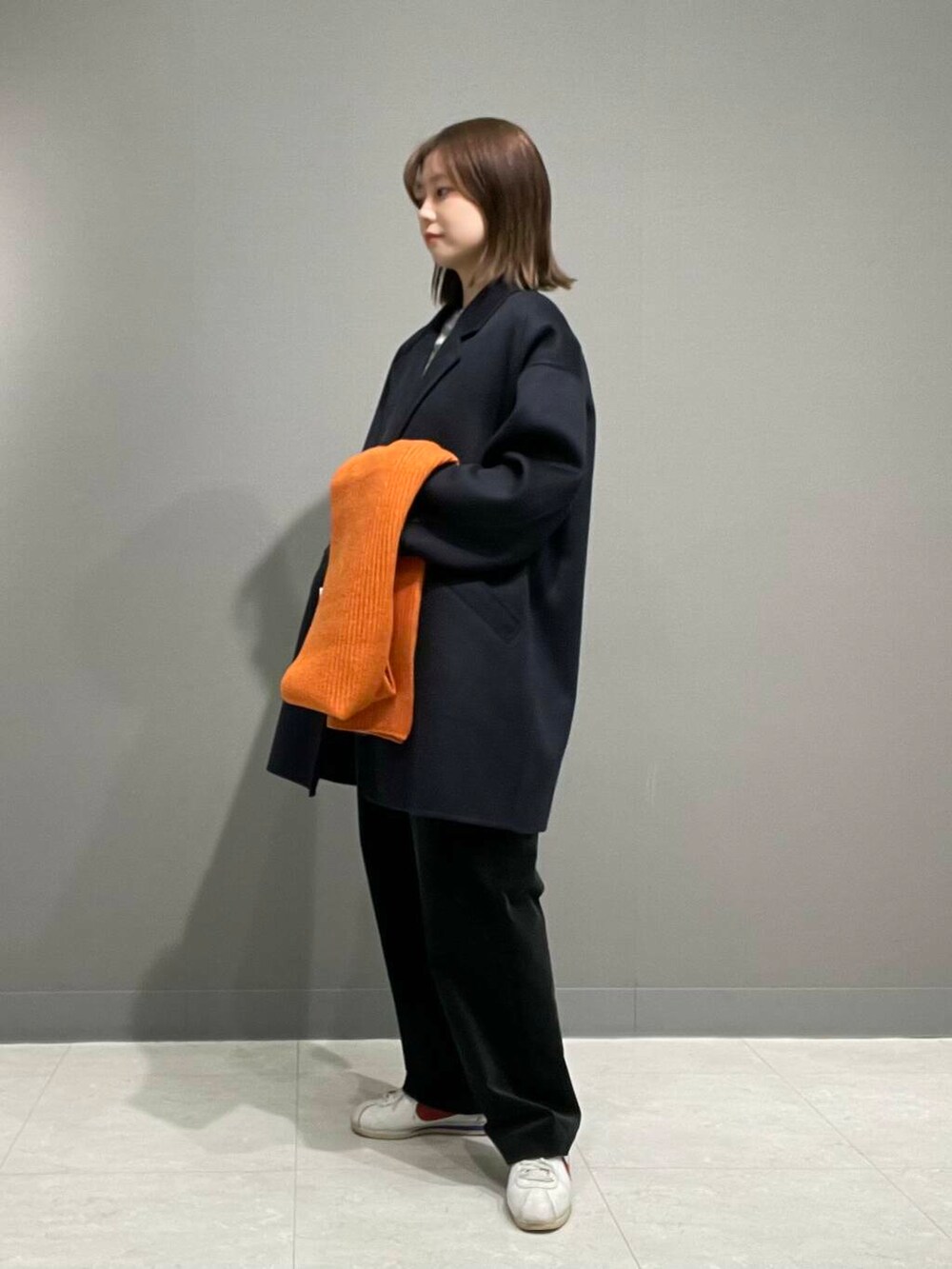 ブルー系のその他アウター、ブラック系のその他パンツ、グレー系のベストを着用したレディースの秋コーディネートの5枚目の写真