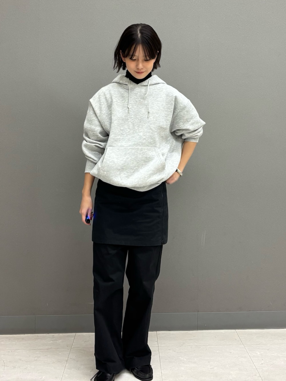 グレー系のパーカー、ブラック系のジャケット/アウターを着用したレディースの冬コーディネートの4枚目の写真