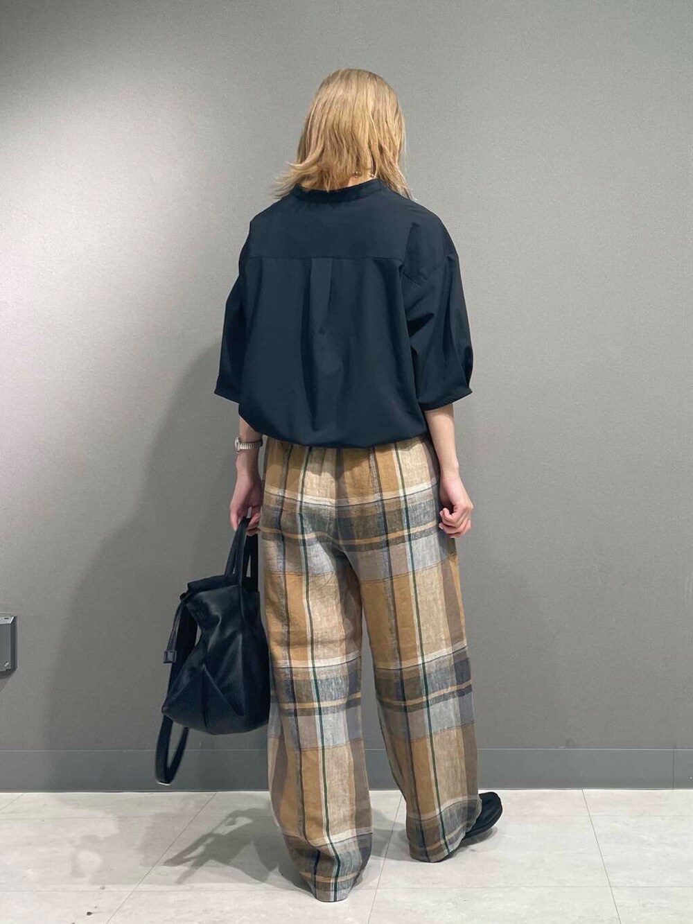 イエロー系のその他パンツ、ブラック系のショルダーバッグ、グレー系のシャツ/ブラウスを着用したレディースの春コーディネートの4枚目の写真