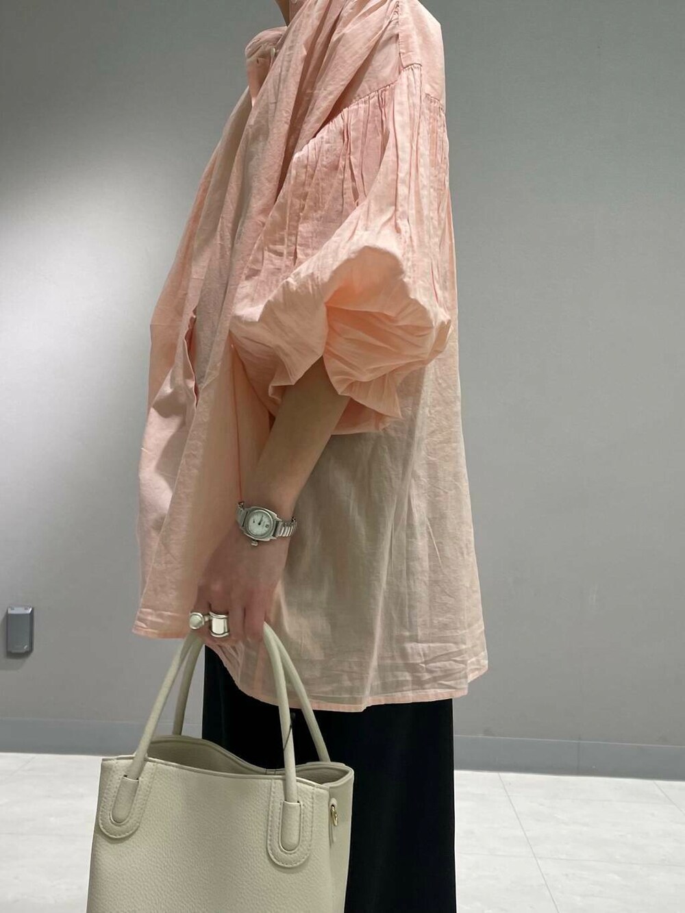 ホワイト系のショルダーバッグ、ピンク系のシャツ/ブラウスを着用したレディースの春コーディネートの4枚目の写真