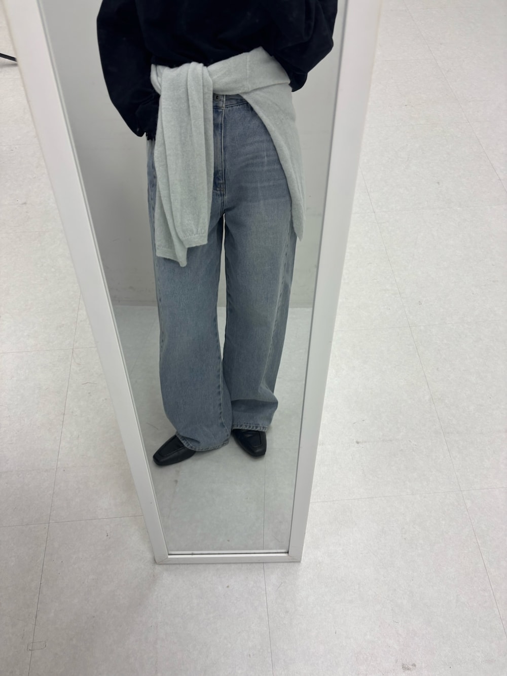 ブルー系のデニムパンツ、グリーン系のニット/セーターを着用したレディースの秋コーディネートの3枚目の写真