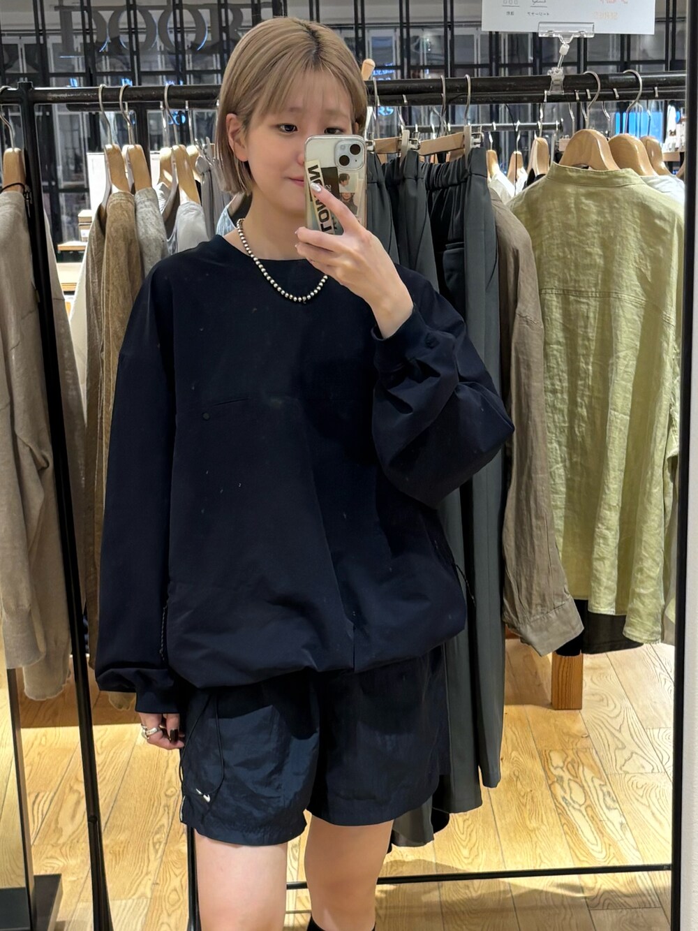 ブルー系のTシャツ/カットソーを着用したレディースの春コーディネートの2枚目の写真