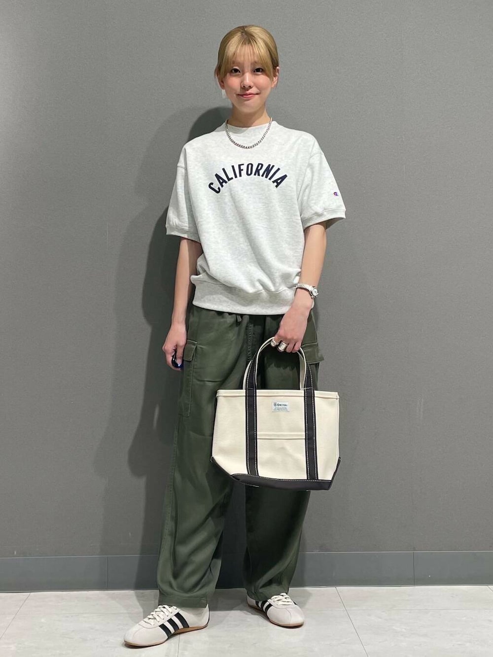 「アーバンリサーチ、カジュアルコーデ、スニーカーコーデ、アーバンリサーチドアーズ、デニムコーデ、doors、20代、ドアーズ、パンツコーデ、160cm、ミディアムヘア、骨格ナチュラル、ベーシックアイテムで作る最旬コーデ、骨格ナチュラル×カジュアル、私の推しデニムスタイル」｜「URBAN RESEARCHのdecor『デコール』　B Chou Chou（ヘアゴム、ホワイト系）」を使った、tskyuunaさん（レディース・160cm）の春コーディネートの10枚目の写真