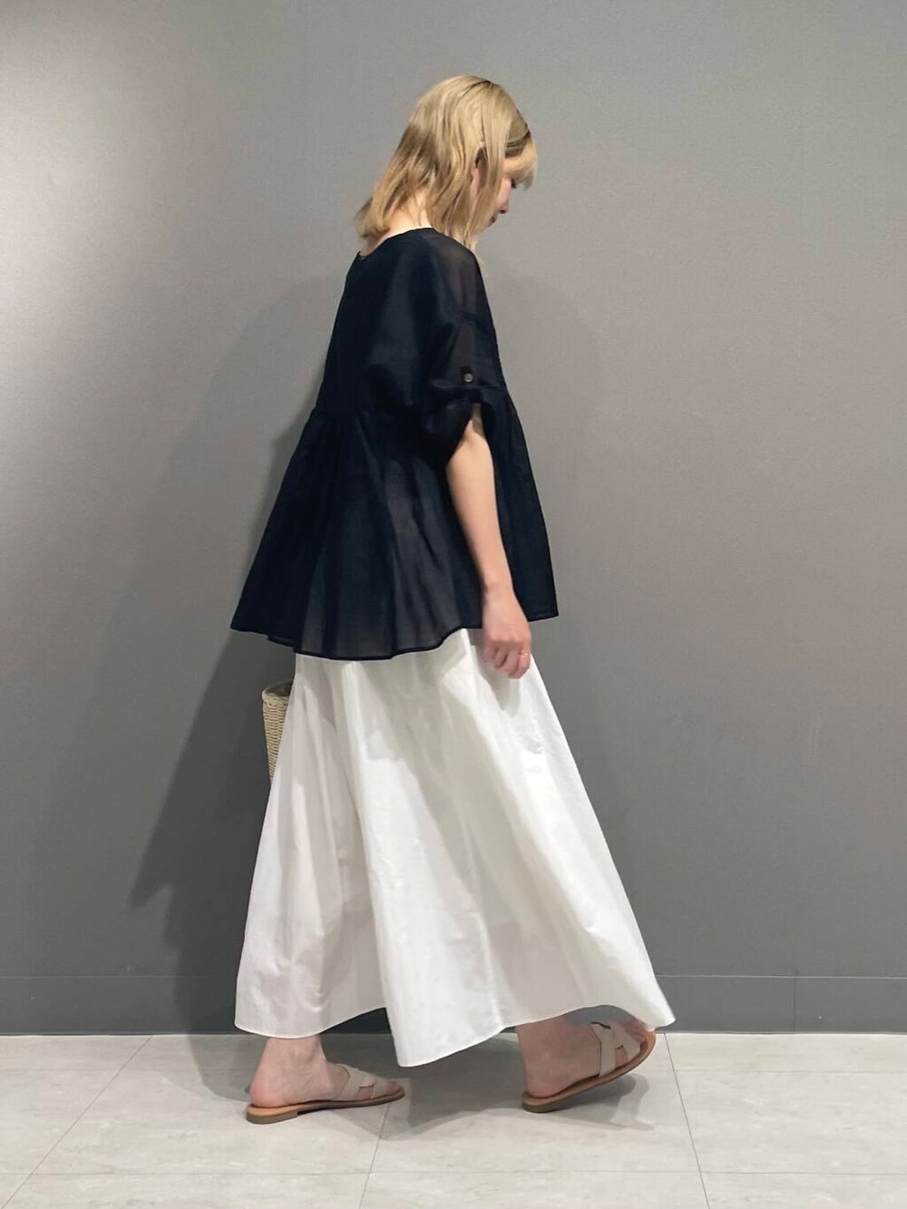 ホワイト系のサンダル、ブラック系のシャツ/ブラウスを着用したレディースの春コーディネートの4枚目の写真