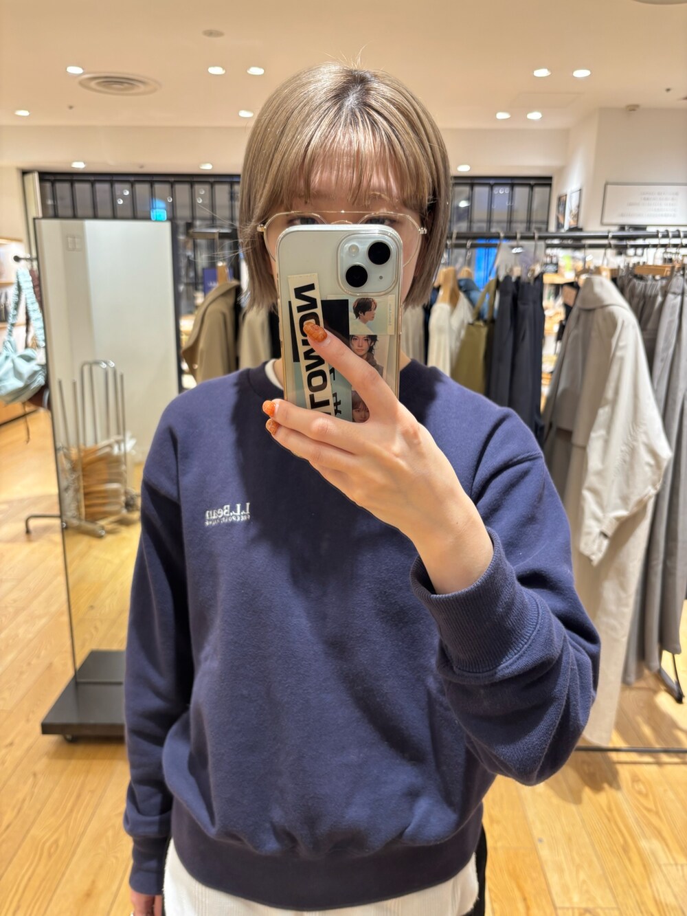 ブルー系のTシャツ/カットソーを着用したレディースの冬コーディネートの2枚目の写真