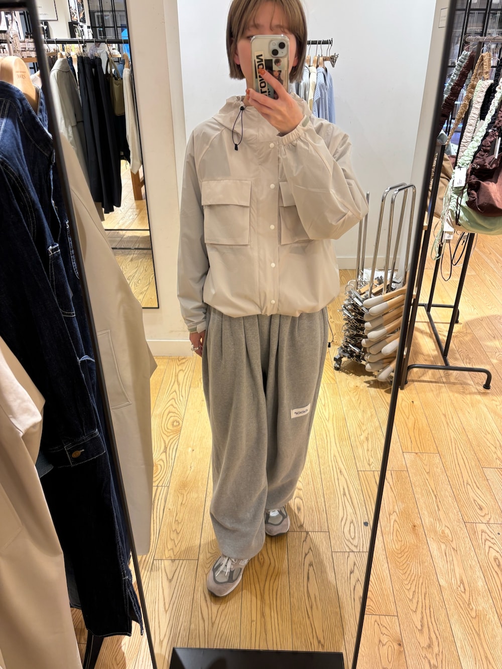 ホワイト系のテーラードジャケット、グレー系のスウェットパンツを着用したレディースの冬コーディネートの2枚目の写真