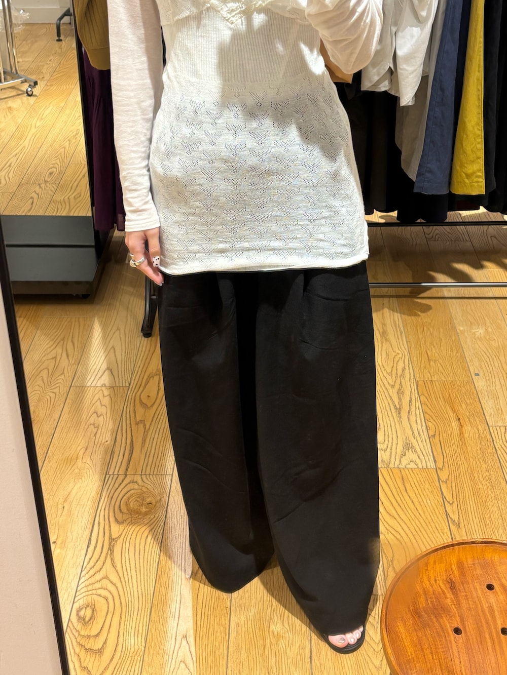 ブラック系のその他パンツを着用したレディースの夏コーディネートの2枚目の写真