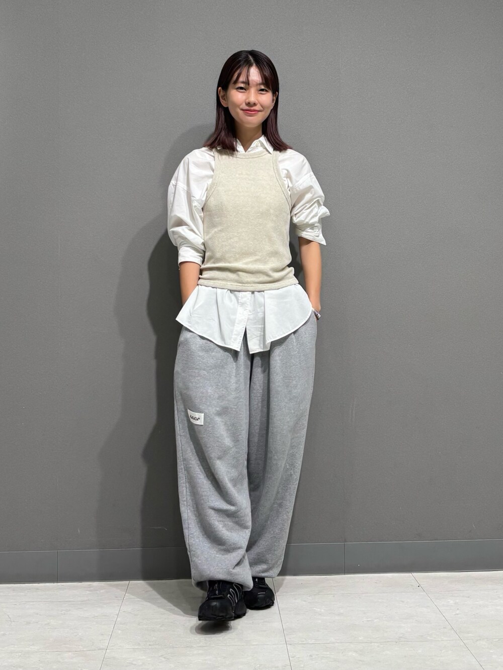 グレー系のスカート、グレー系のスウェットパンツを着用したレディースの秋コーディネートの2枚目の写真